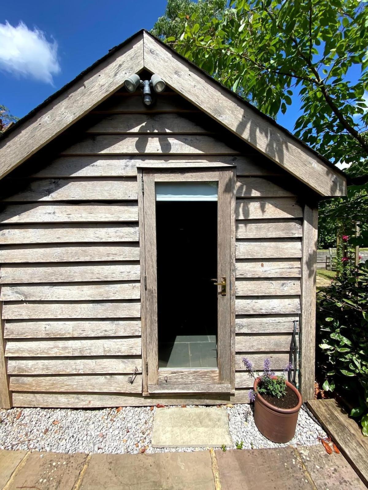 Вилла The Tool Shed Nestled In Idyllic Countryside Linchmere Экстерьер фото