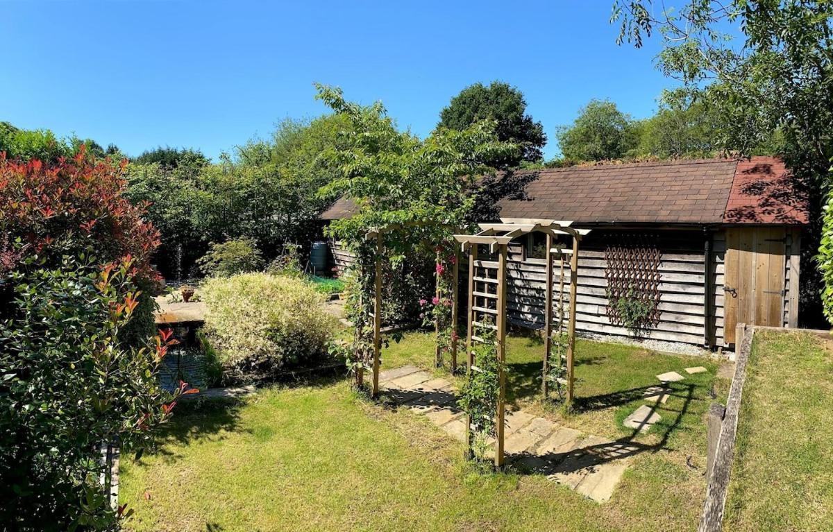 Вилла The Tool Shed Nestled In Idyllic Countryside Linchmere Экстерьер фото